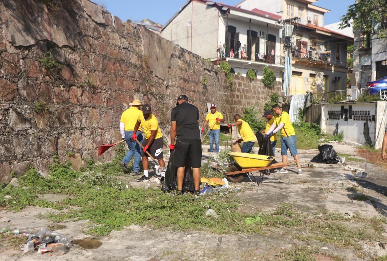 Voluntarios se suman a la limpieza de sitios de interés en el Casco Antiguo