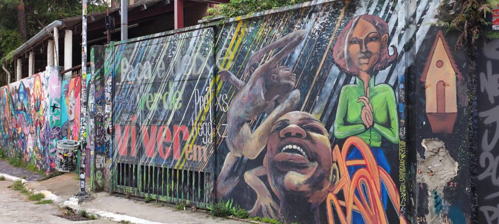 La leyenda cuenta que para 1980 apareció un dibujo del hombre-murciélago en una de las paredes y a partir de allí jóvenes estudiantes de artes plásticas comenzaron a pintar de forma más regular en la calle. De allí su nombre y su tradición de paredes cubiertas con arte urbano.